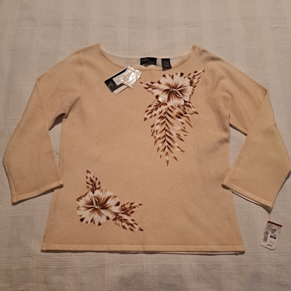Grace knitwear women's size large sweater, very small fitting. Has hole, - Picture 1 of 7
